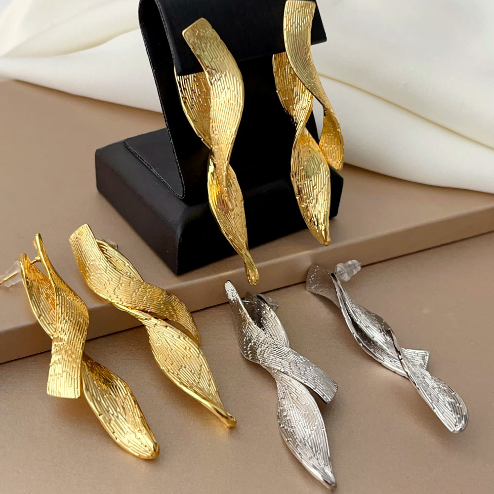 S shape earrings