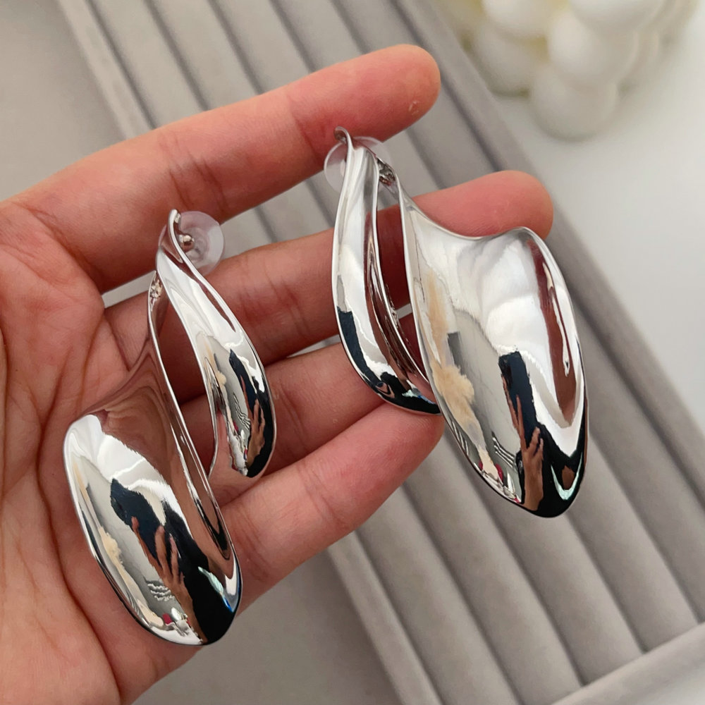 Metal chunky leaf earrings