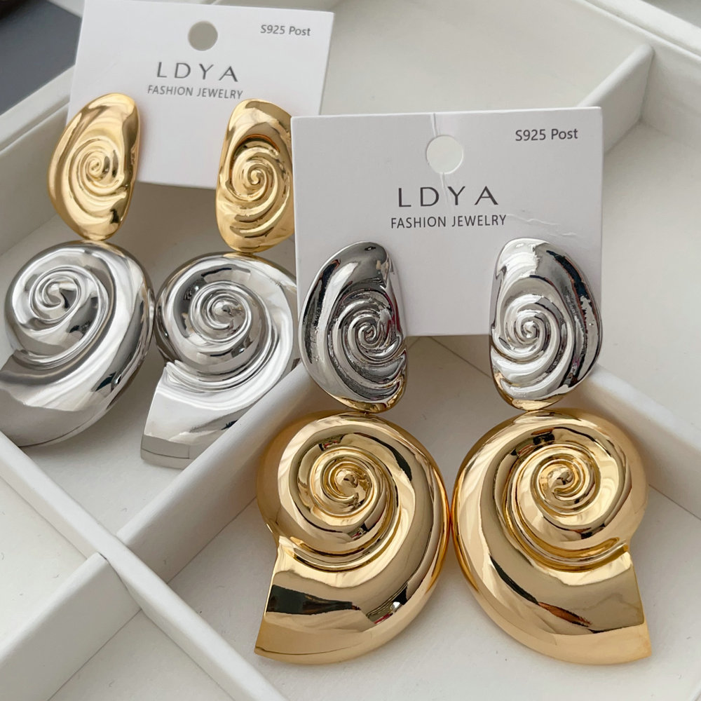 Metal chunky shell shape earrings