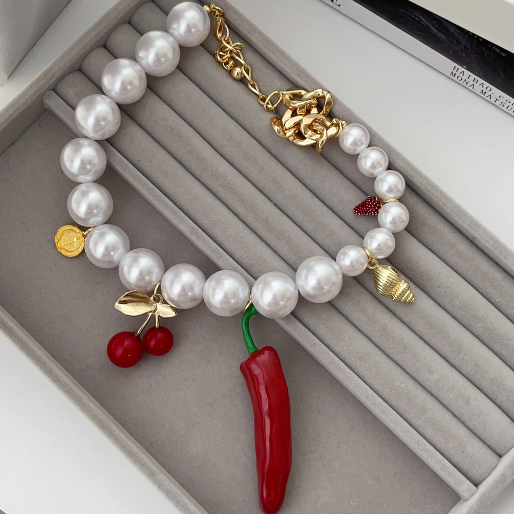 Glass pearl chill pendant necklace