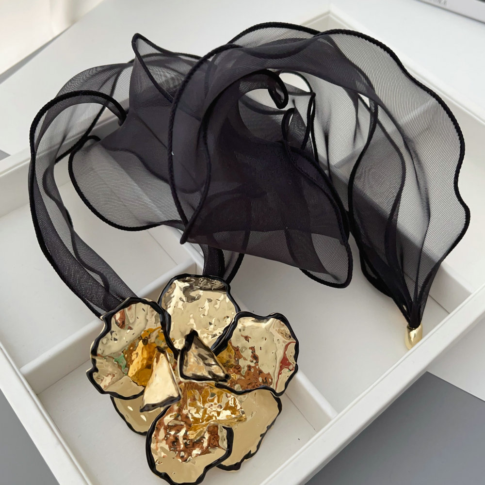 Chunky flower pendant necklace