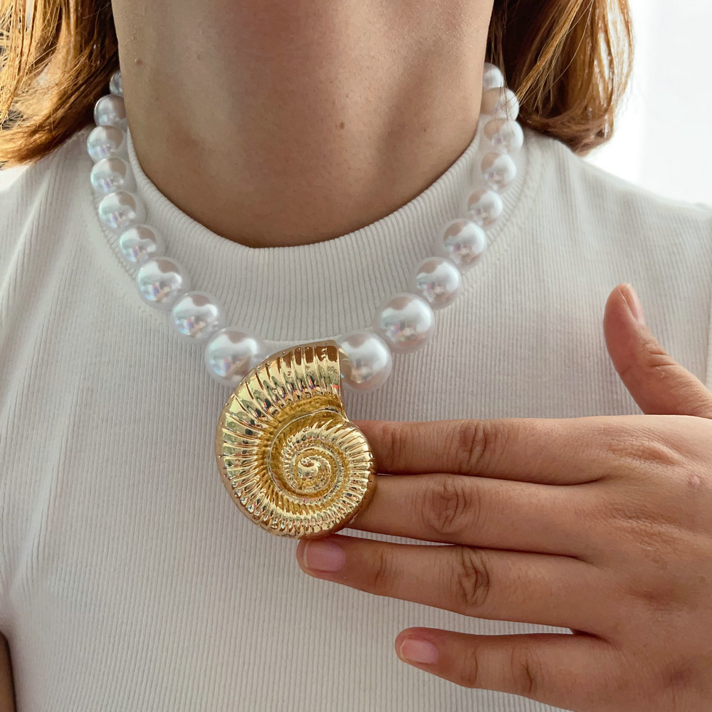Snail glass pearl necklace