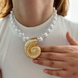 Snail glass pearl necklace
