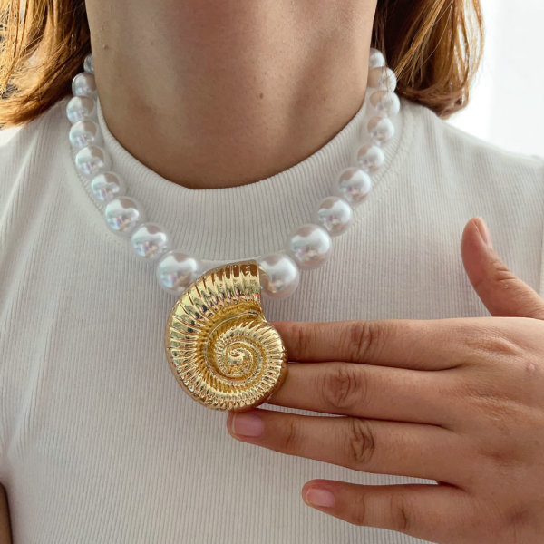 Snail glass pearl necklace