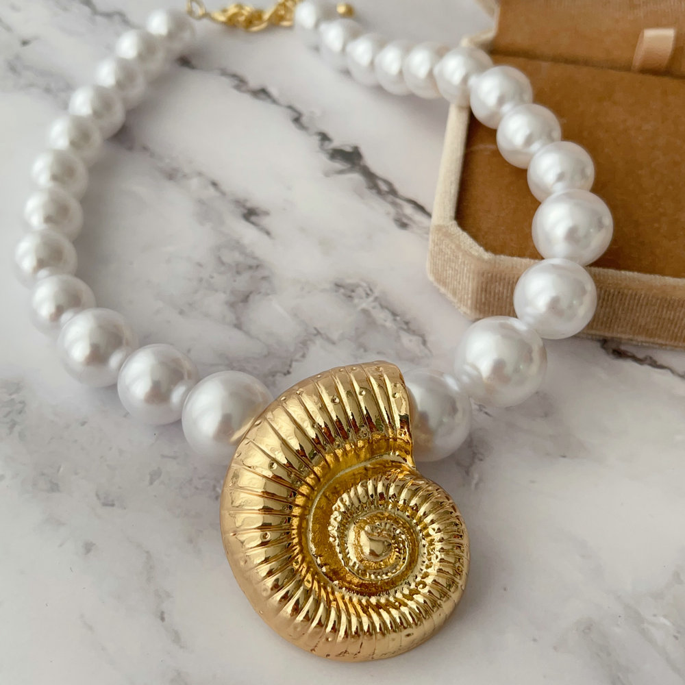 Snail glass pearl necklace
