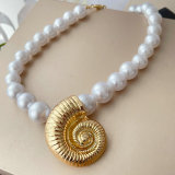 Snail glass pearl necklace