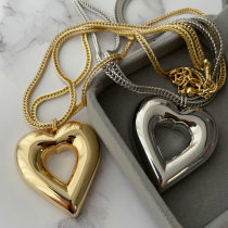 Heart pendant necklace