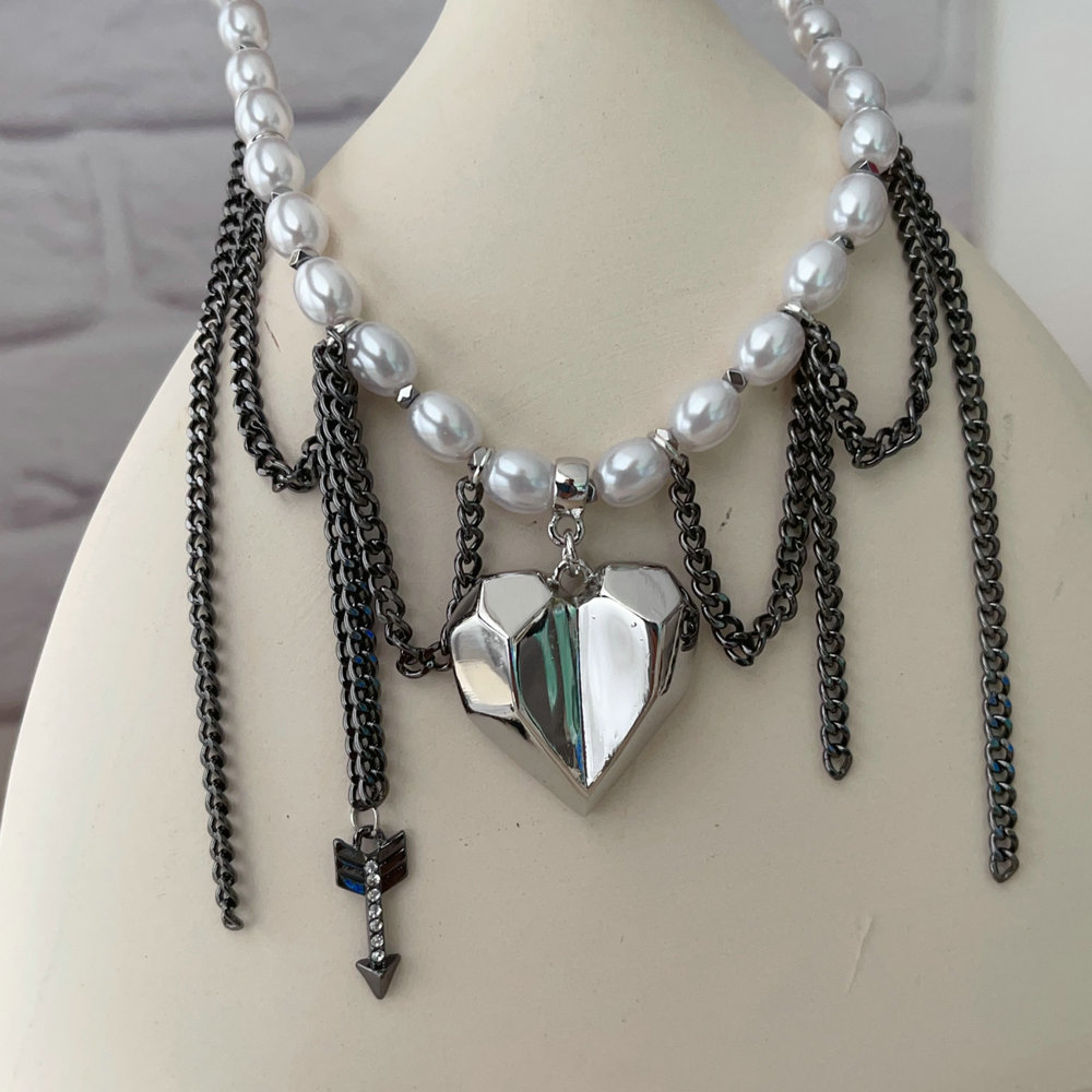 Black chain pearl heart necklace