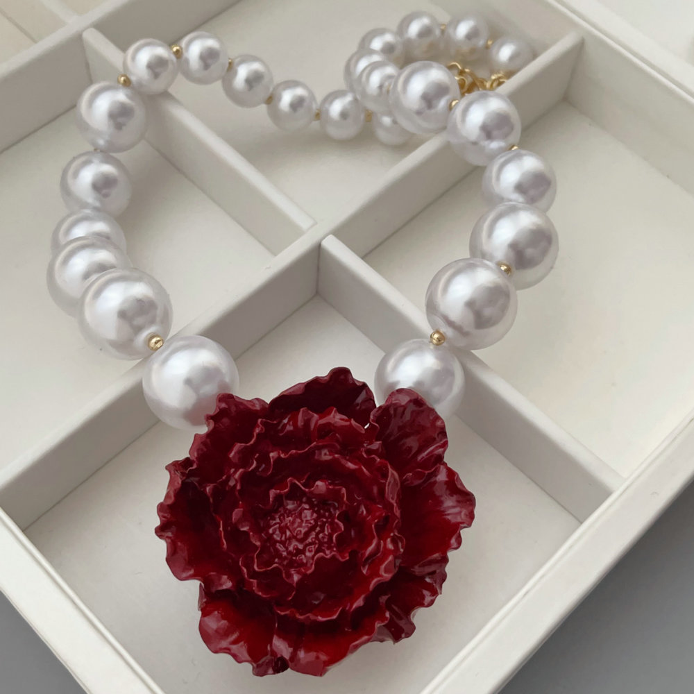 Chunky flower pearl necklace