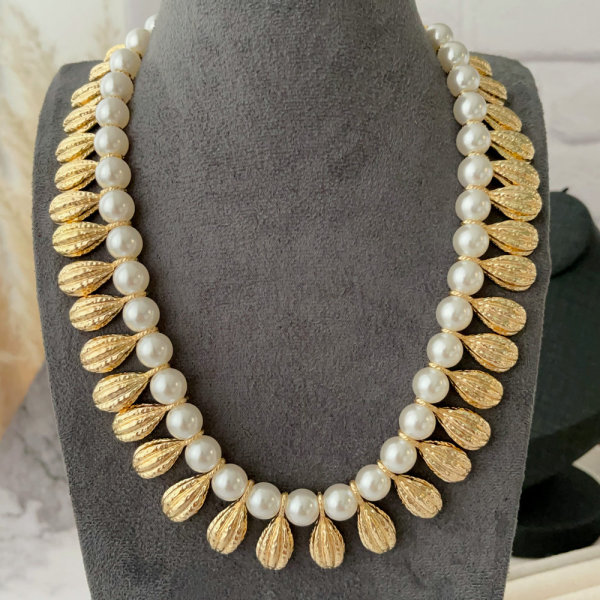 Chunky glass pearl necklace
