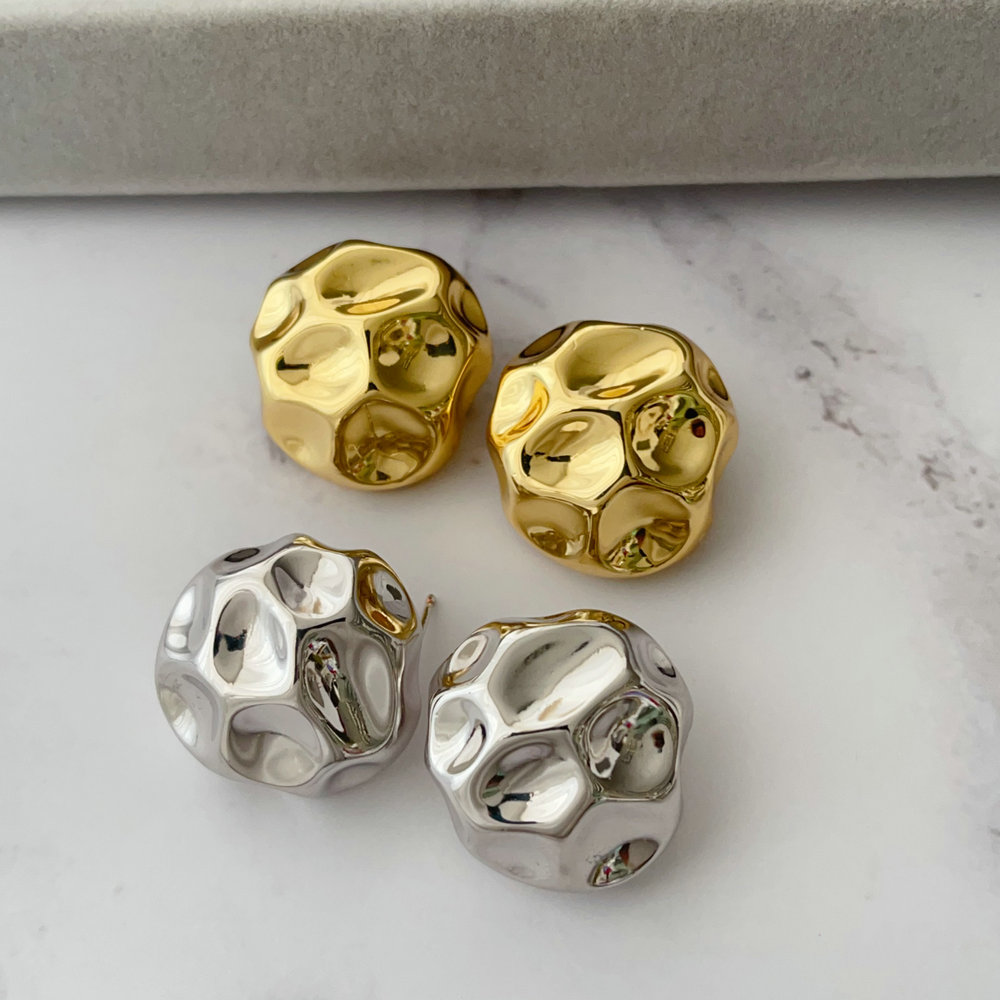 Pleated round shape earrings