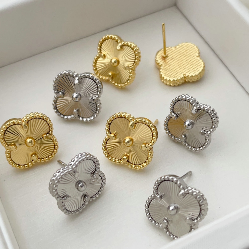Simple clover earrings