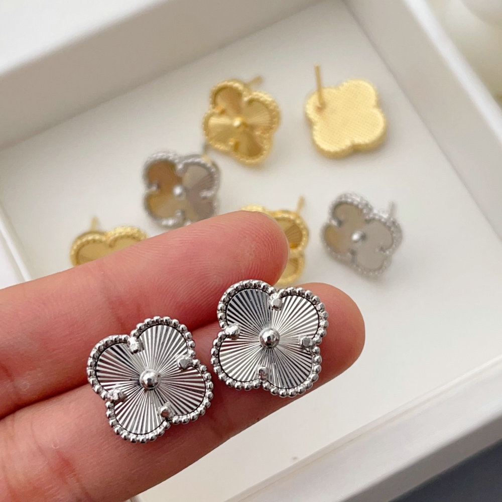 Simple clover earrings