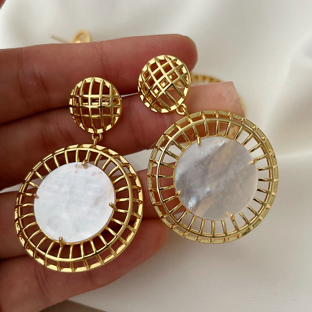 Round shell earrigs