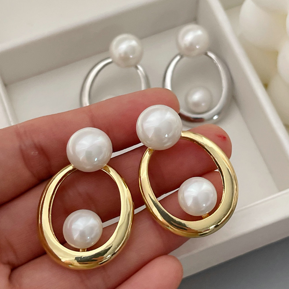 Fashion pearl earrings
