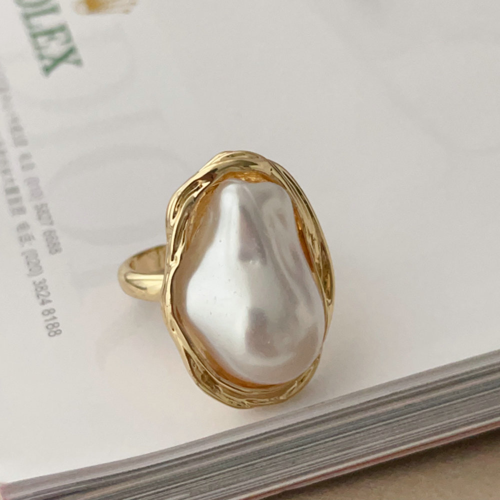 Glass pearl ring