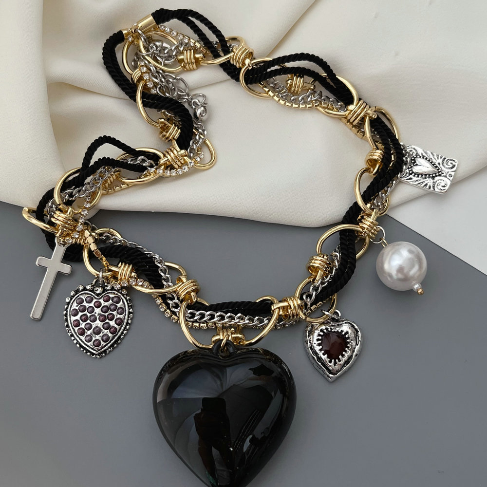 Black heart pendant necklace