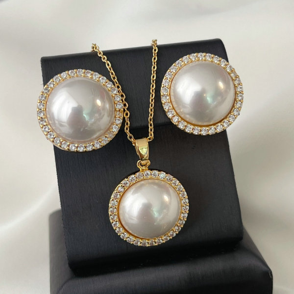 Set simple pearl jewelry