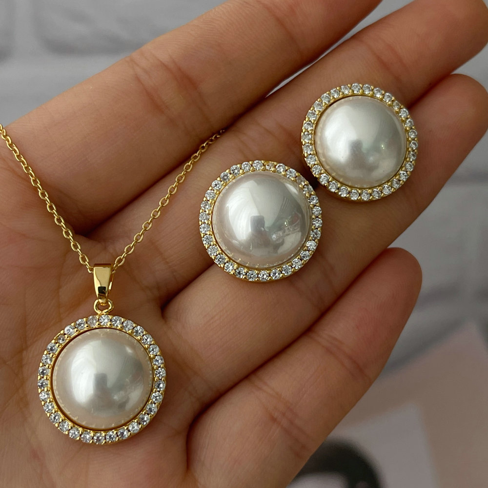 Set simple pearl jewelry