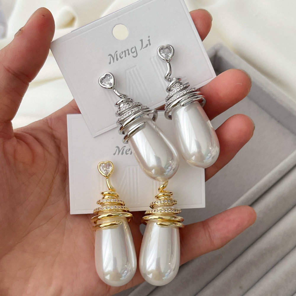 Teardrop pearl earrings