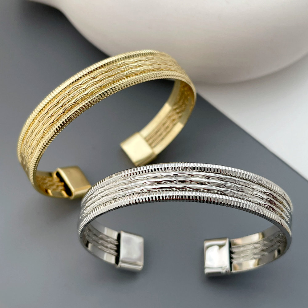 Metal fashion bangle