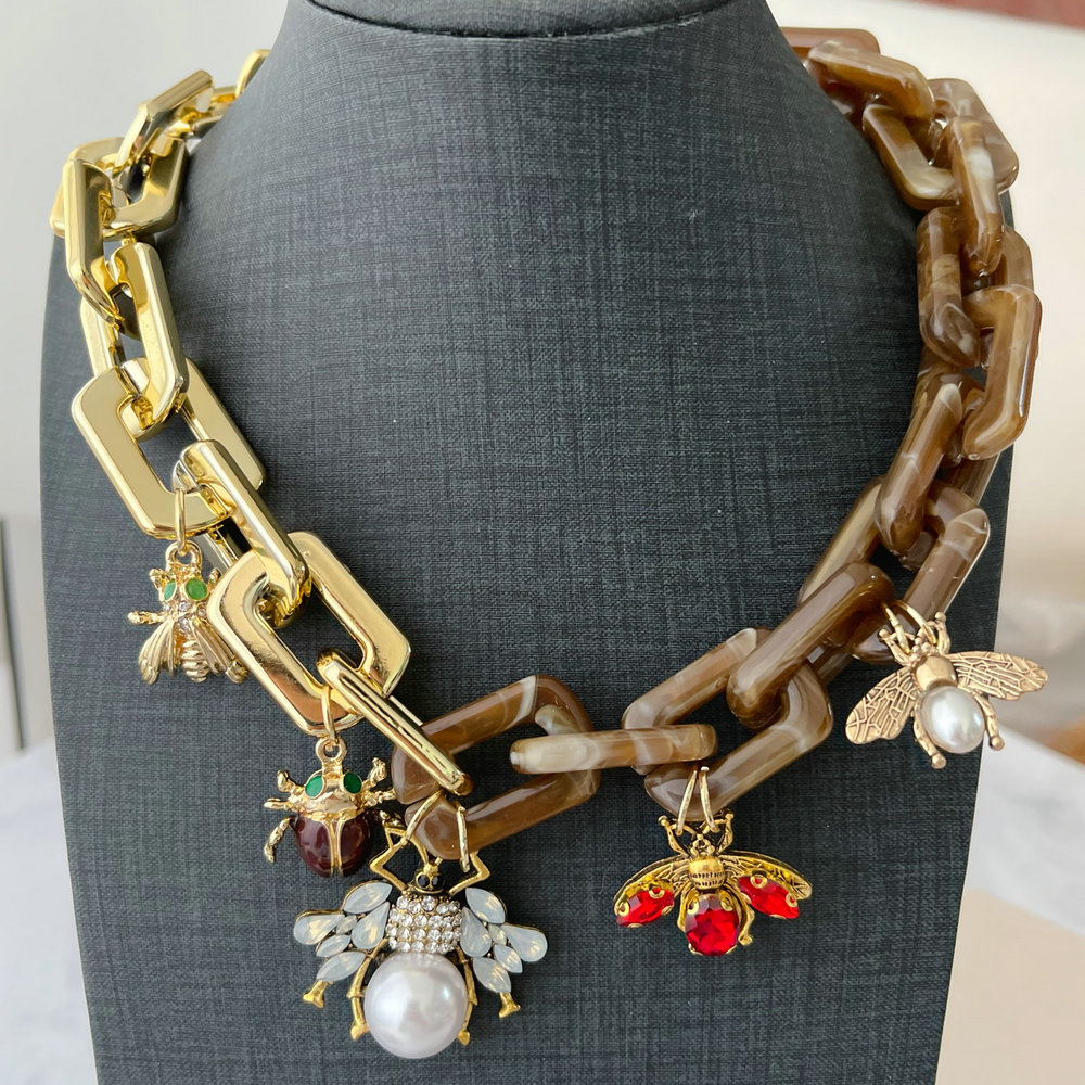 Chunky cuban chain bee charm necklace