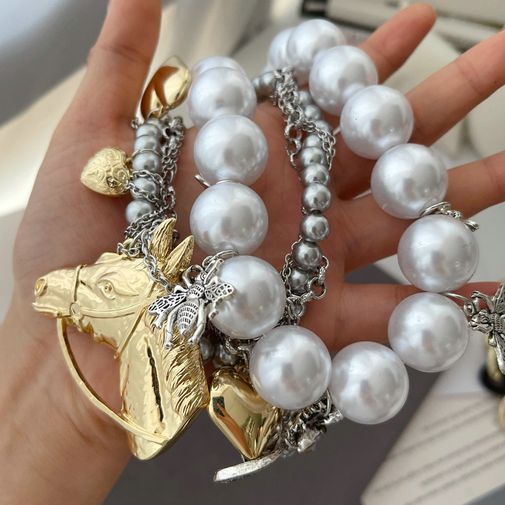 Hors pendant beaded necklace bee charm necklace