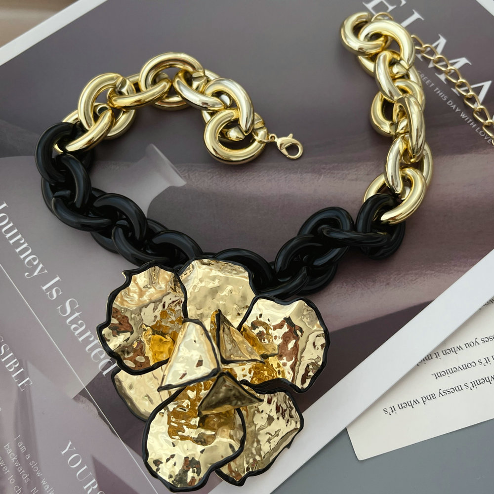 Chunky chain with flower pendant
