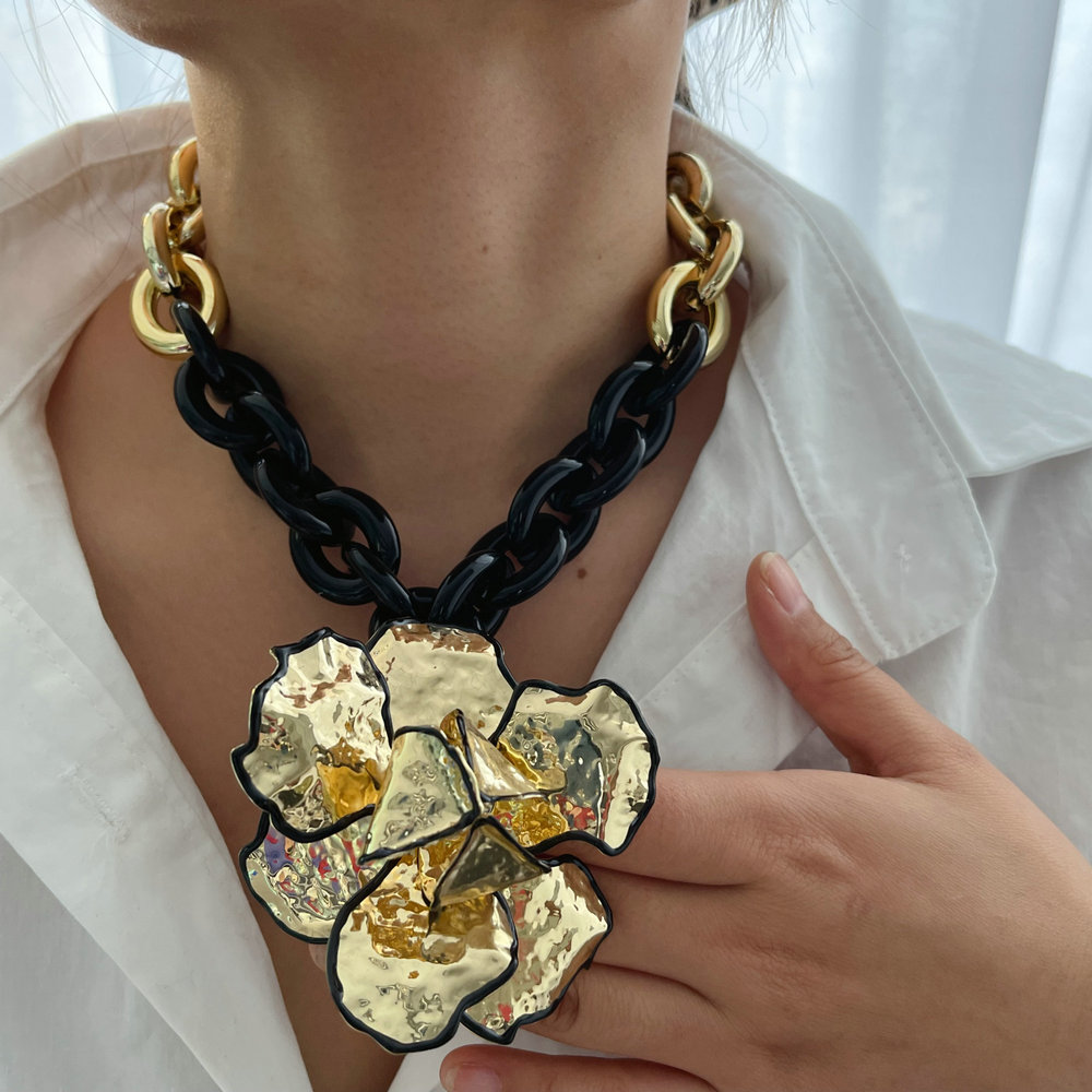 Chunky chain with flower pendant