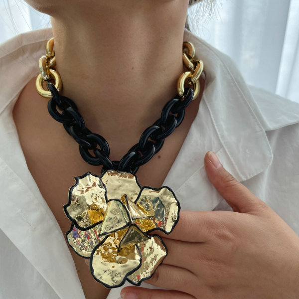 Chunky chain with flower pendant