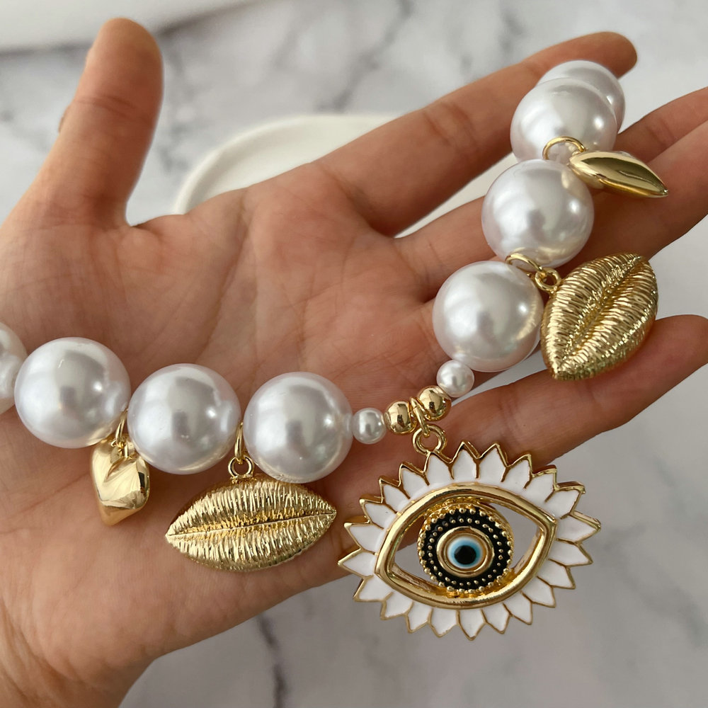 Eye charm Plastic pearl necklace