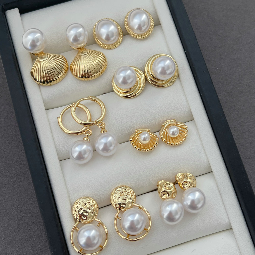 Simple pearl earrings