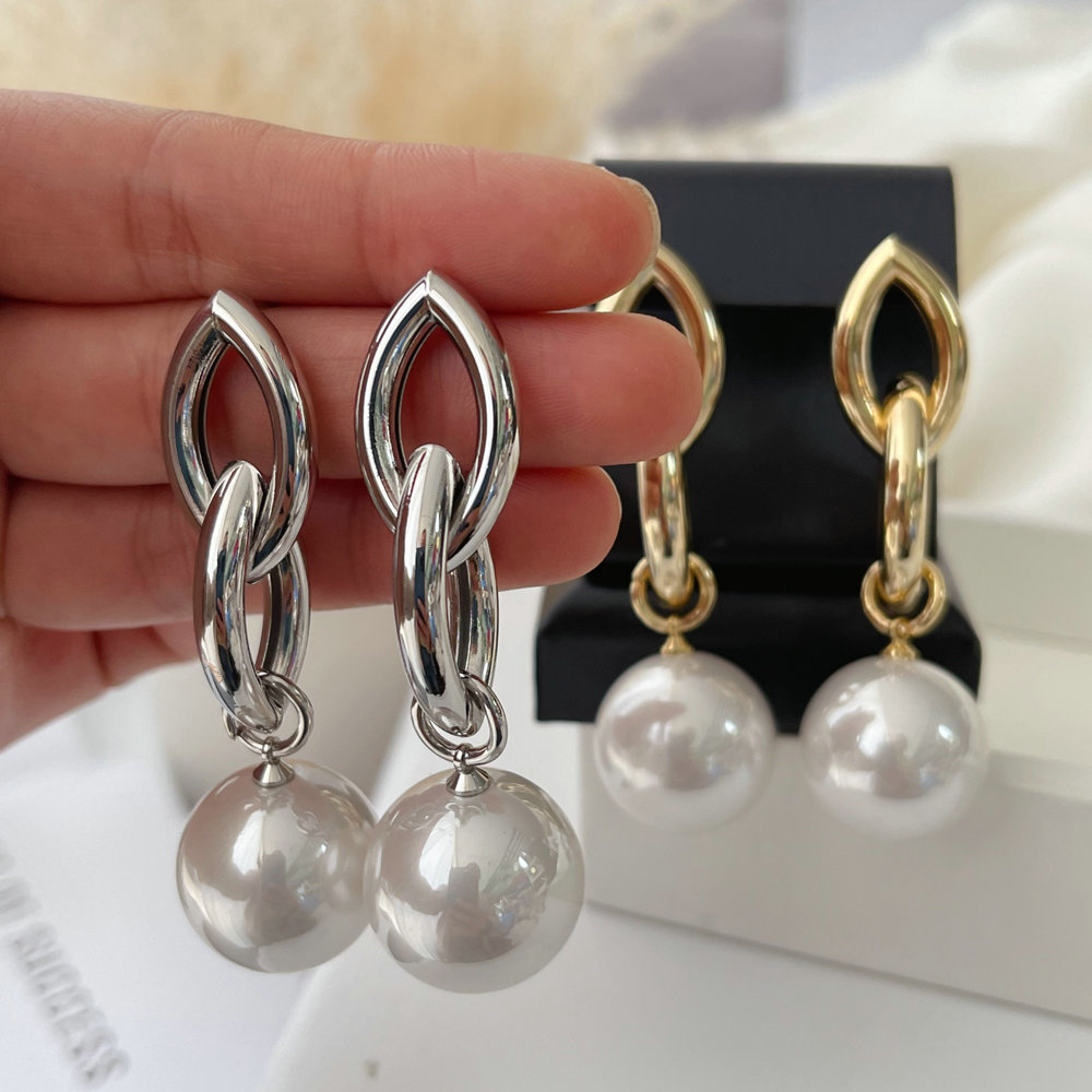 Metal chain pearl drop earrings