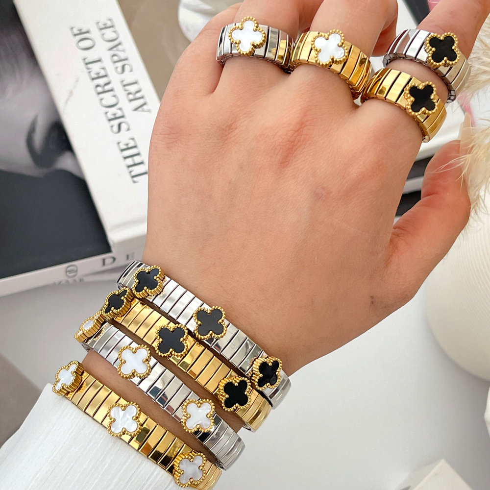 Clover bracelet with clover ring