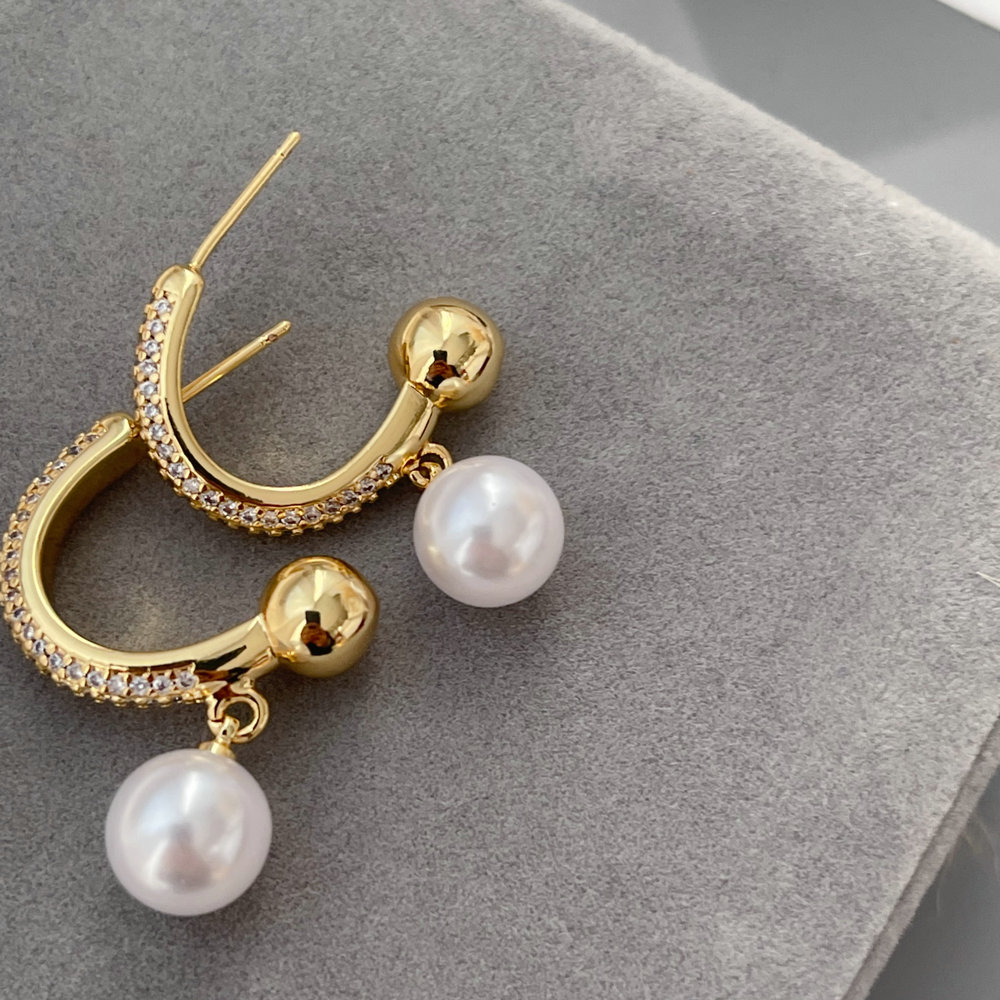 Simple pearl earrings