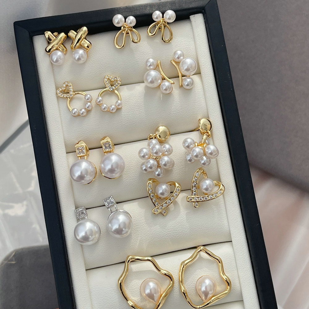 Simple pearl earrings