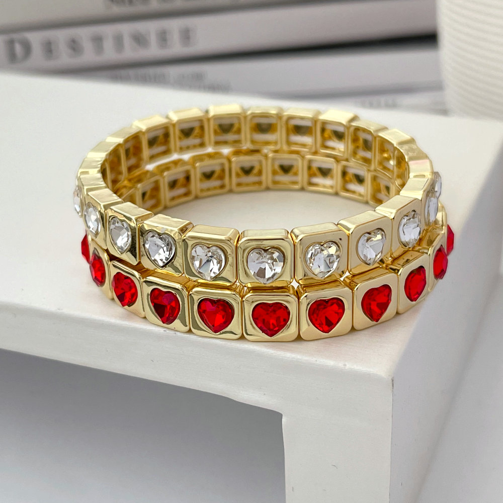 Elastic heart charm bracelet