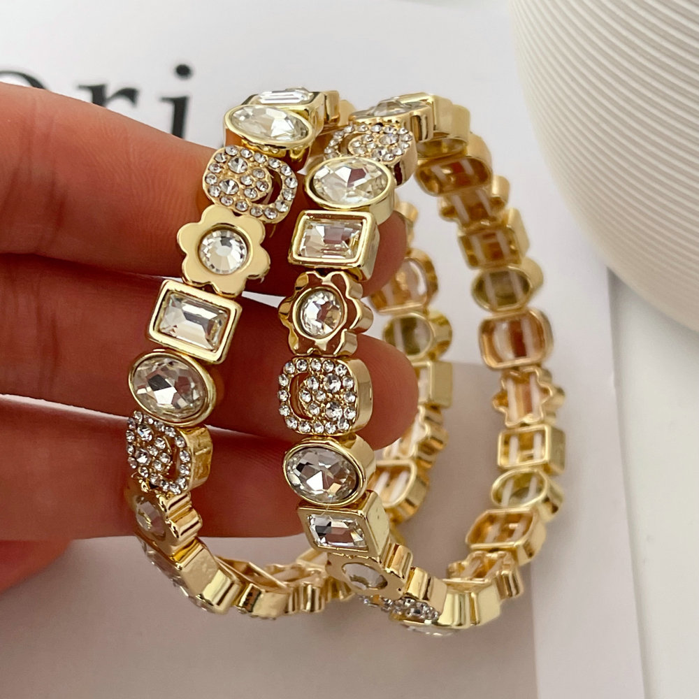 Elastic smile charm bracelet