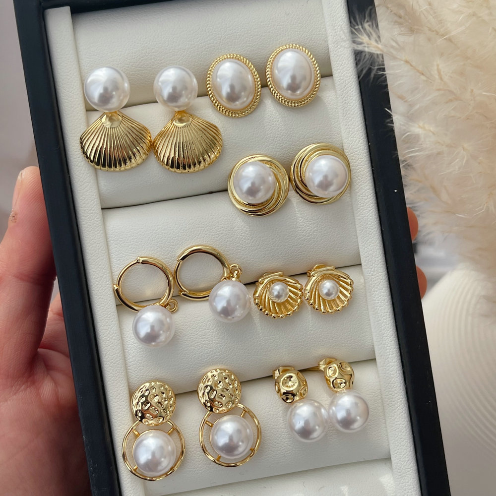 Simple pearl earrings