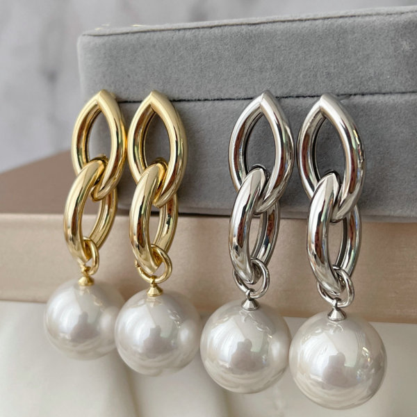 Metal chain pearl drop earrings