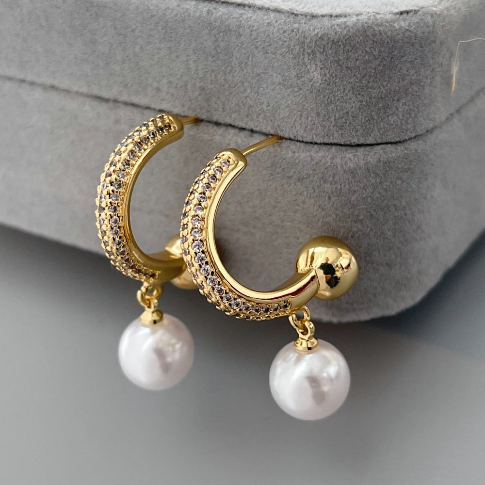 Simple pearl earrings