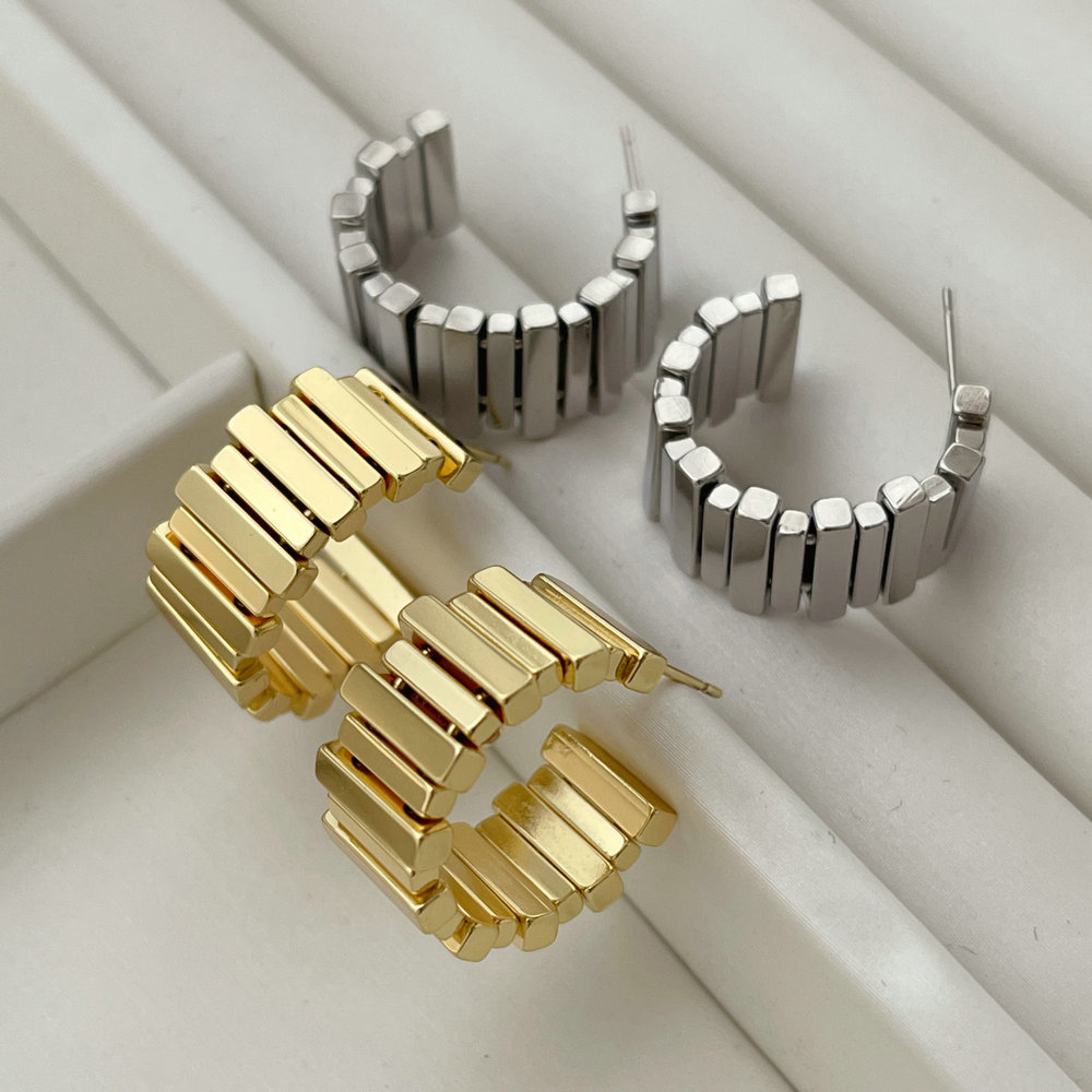Metal fashion earrings