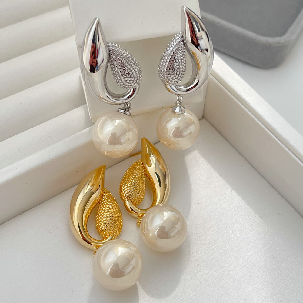 Fashion pearl drop earrings