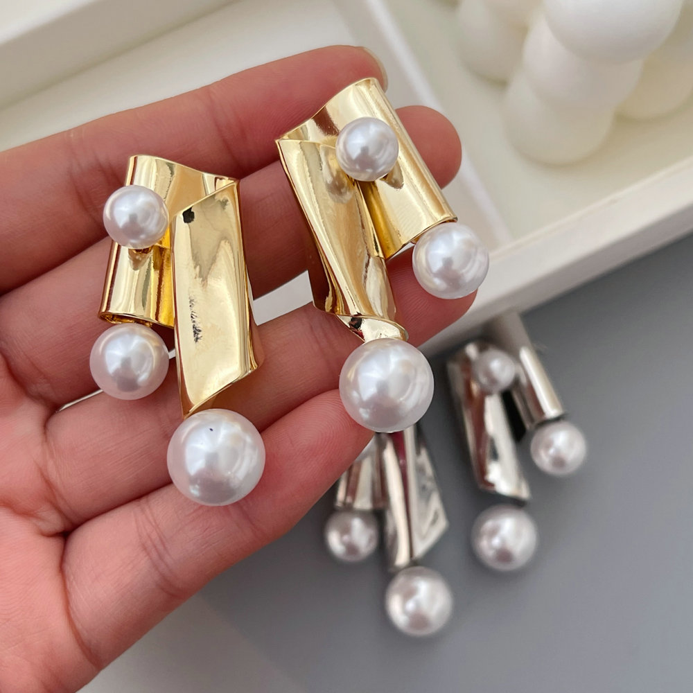 Fashion metal pearl earrings