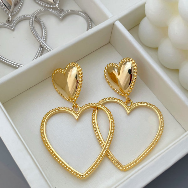 Metal pearl earrings