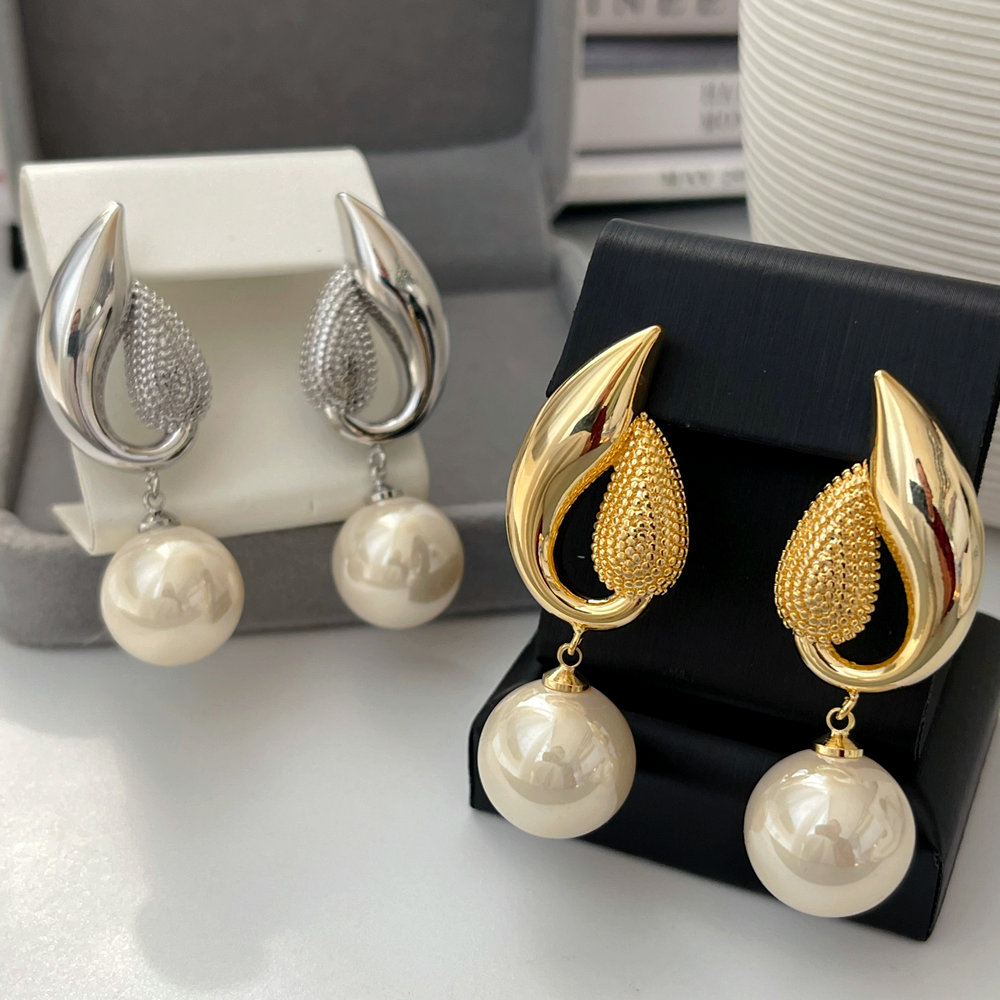 Fashion pearl drop earrings