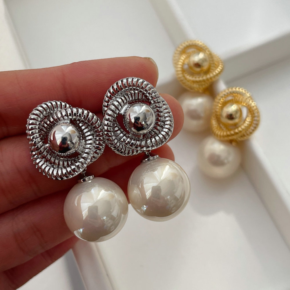 Metal flower pearl earrings
