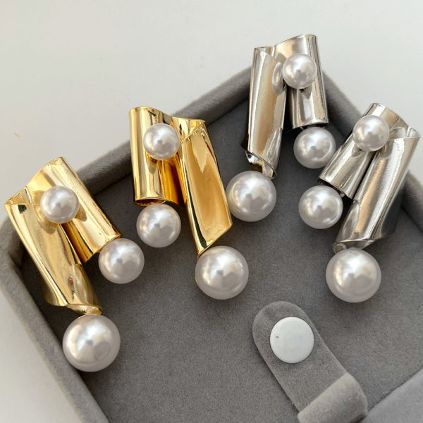 Fashion metal pearl earrings