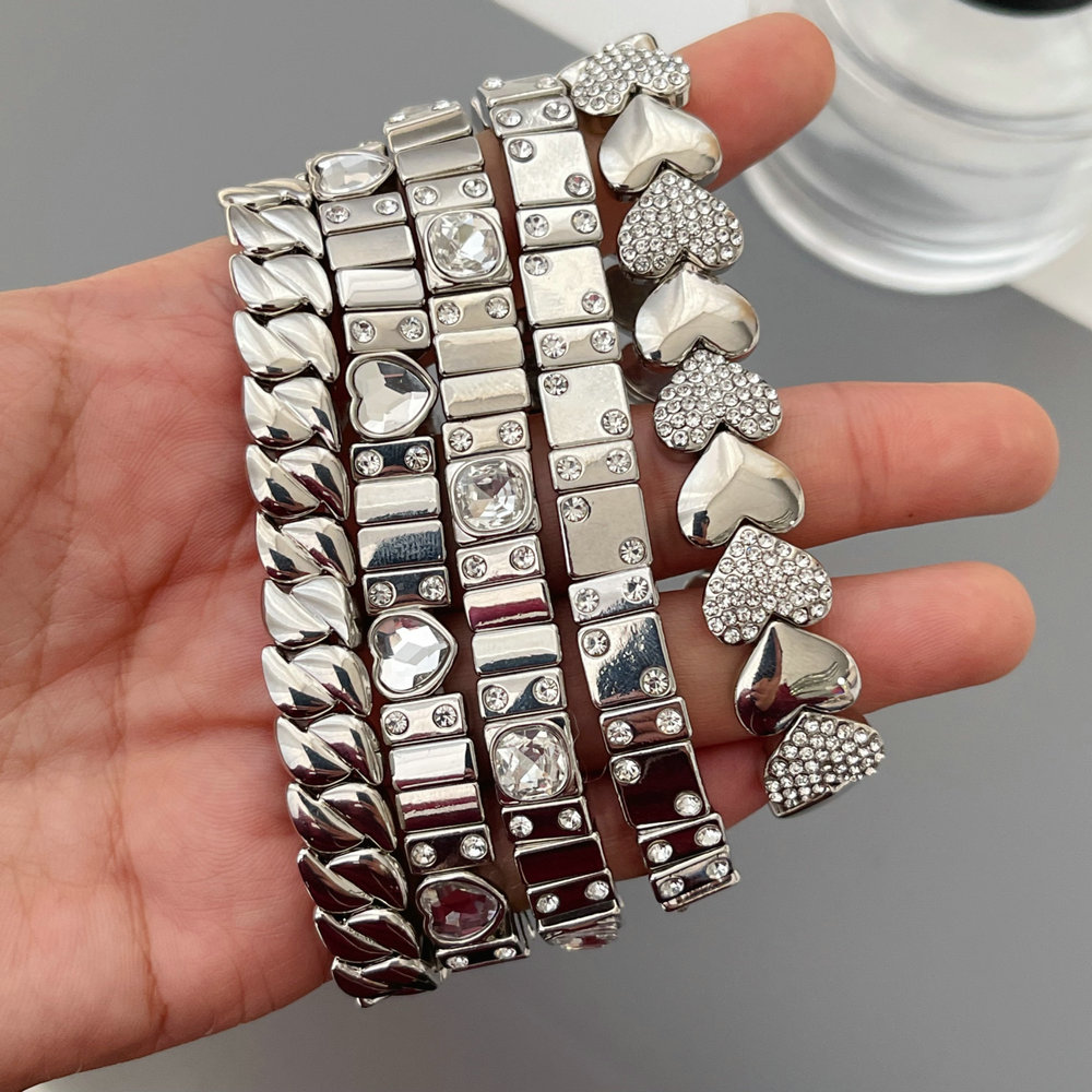 Elastic heart bracelet