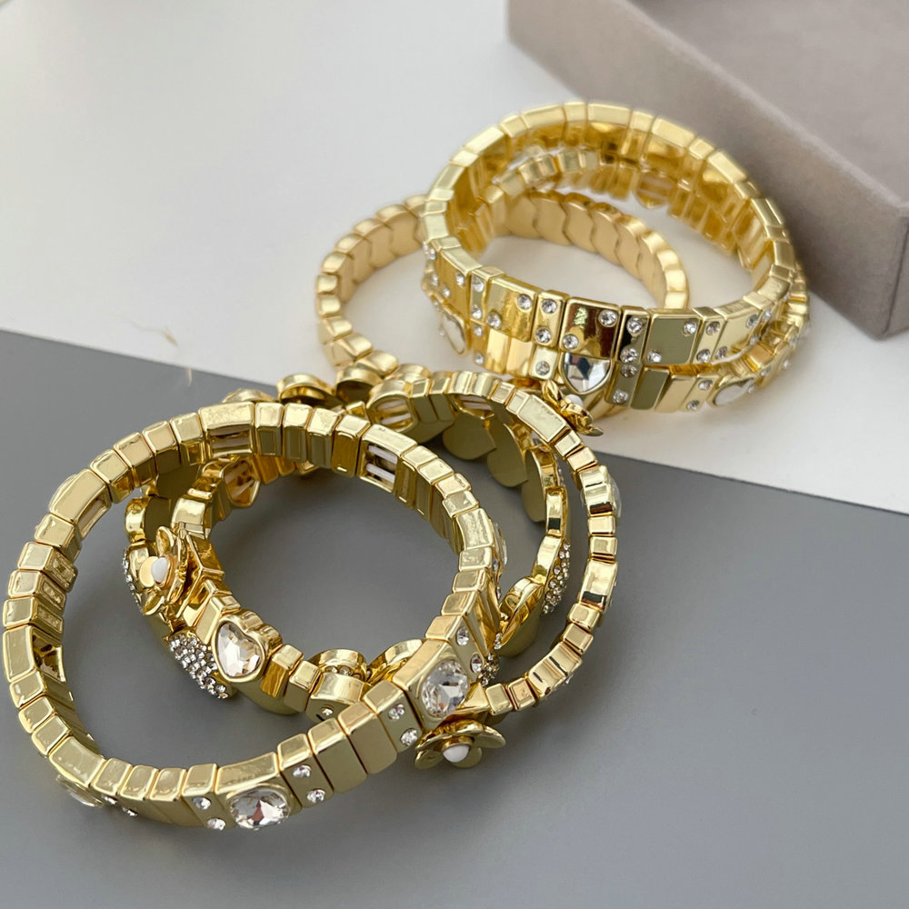 Elastic heart bracelet